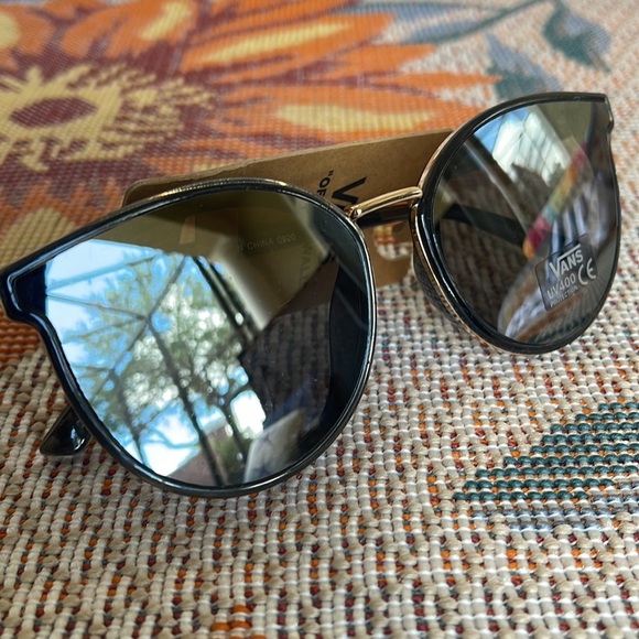 Vans Summer Holiday UV Protect Shades Sunglasses
NWT - Picture 10 of 16